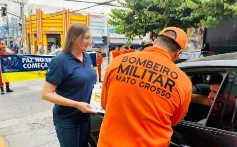 Detran e Bombeiros realizam ação educativa no centro de Cuiabá por um trânsito mais seguro