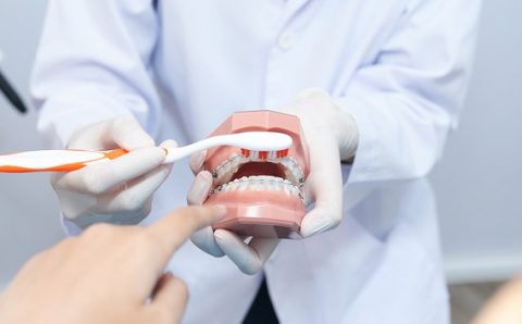 SAÚDE BUCAL:   Escovação correta evita mau hálito e formação de placas nos dentes