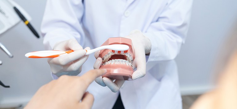 SAÚDE BUCAL:   Escovação correta evita mau hálito e formação de placas nos dentes