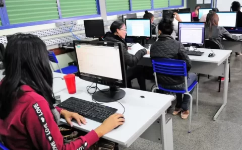 Brasil supera 100 mil escolas públicas com internet gratuita