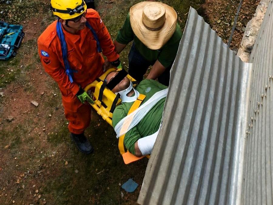 Corpo de Bombeiros socorre homem após queda de sete metros de altura em silo