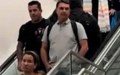 Ajuda de Trump? Os bastidores da viagem de Flávio Bolsonaro aos EUA em meio à crise na campanha