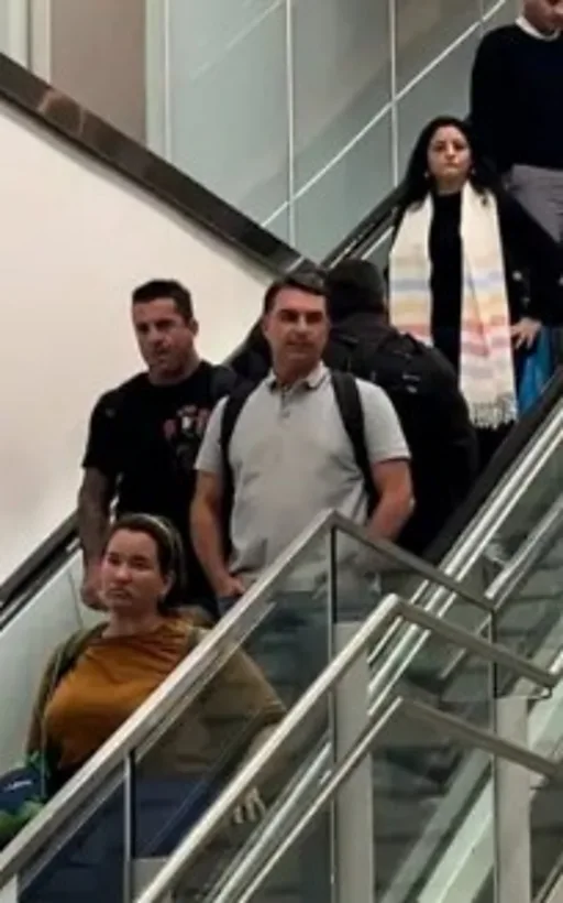 Ajuda de Trump? Os bastidores da viagem de Flávio Bolsonaro aos EUA em meio à crise na campanha
