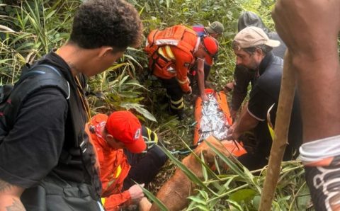 Bombeiros resgatam mulher com vida após vários dias perdida em área de mata