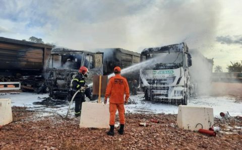 Corpo de Bombeiros combate incêndio em três carretas estacionadas em posto de combustível