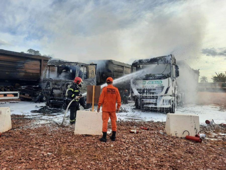 Corpo de Bombeiros combate incêndio em três carretas estacionadas em posto de combustível
