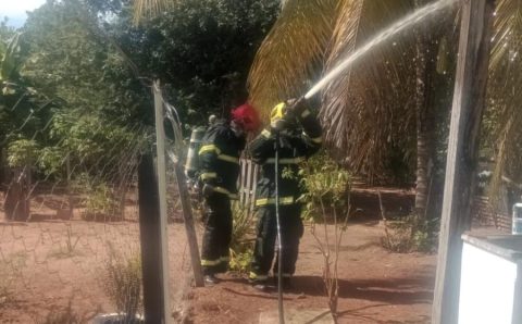 Corpo de Bombeiros age rápido e combate incêndio em residência 