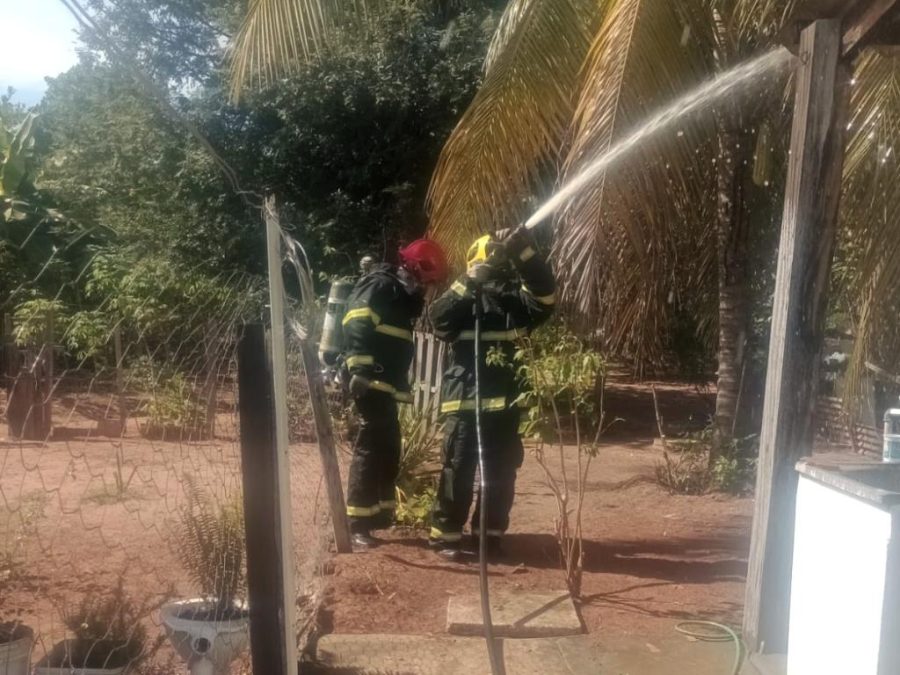 Corpo de Bombeiros age rápido e combate incêndio em residência 