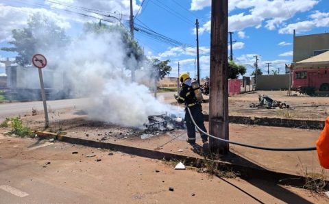 Bombeiros extinguem incêndios em veículo de carga e motocicleta