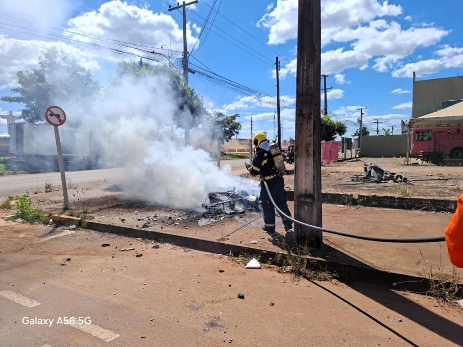 Bombeiros extinguem incêndios em veículo de carga e motocicleta