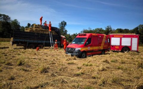 Bombeiros resgatam homem ferido sobre caminhão carregado com feno na BR-163 