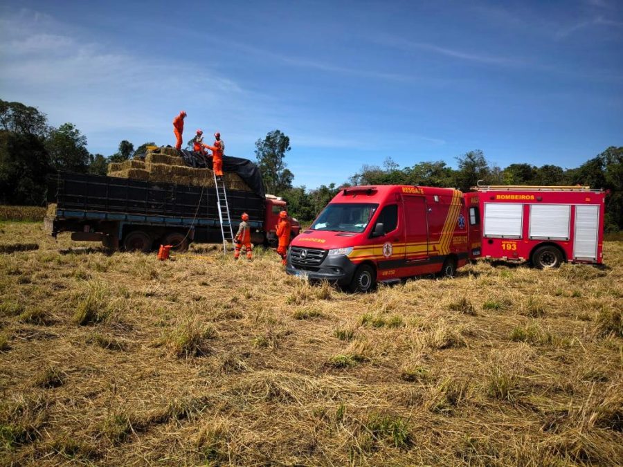 Bombeiros resgatam homem ferido sobre caminhão carregado com feno na BR-163 