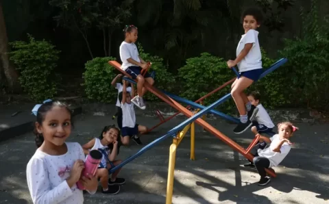 Uso excessivo de telas prejudica criatividade nas brincadeiras