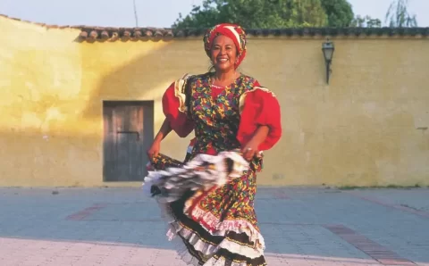 Totó La Momposina, ícone da cultura colombiana, morre aos 85 anos