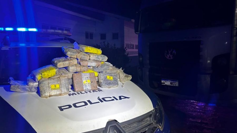 Polícia Militar prende caminhoneiro com 27 quilos de maconha skank em Água Boa