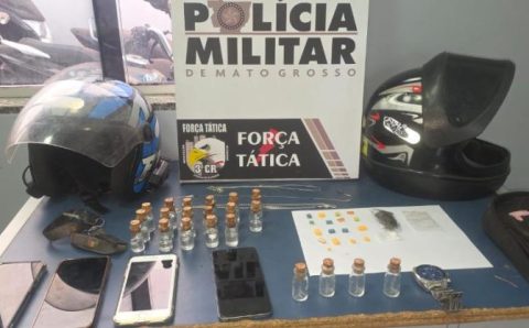 Força Tática prende quatro homens e apreende frascos de “loló” e comprimidos de ecstasy