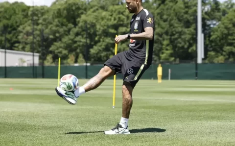 Neymar completa um mês sem jogar e ainda é dúvida contra o Haiti