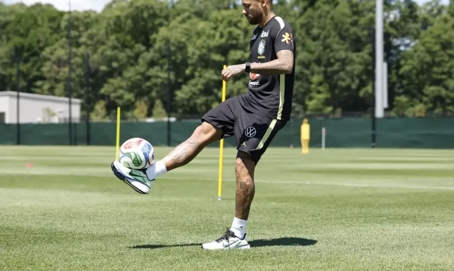 Neymar completa um mês sem jogar e ainda é dúvida contra o Haiti
