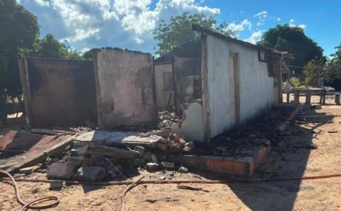 Força Tática prende homem após tentar matar companheira com facão e incendiar casa