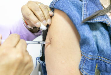 Cuiabá reforça orientações após suspensão preventiva de vacina contra dengue