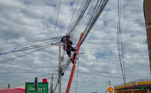 Operação remove cabos irregulares neste domingo na avenida Comandante Costa