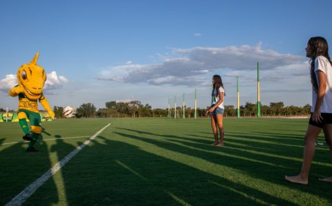 Prefeitura apresenta projeto Bom de Bola, Bom de Escola com atletas do exterior