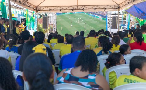 Prefeitura leva telão em ruas de Cuiabá e reúne moradores para acompanhar vitória do Brasil contra o Japão