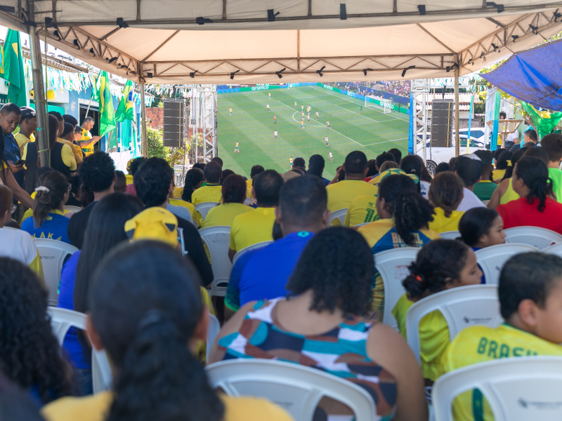 Prefeitura leva telão em ruas de Cuiabá e reúne moradores para acompanhar vitória do Brasil contra o Japão