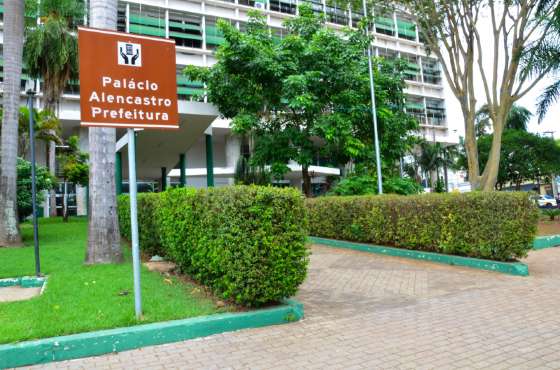 MT:  DINHEIRO GASTO ‘EM PORCARIA’:  Cuiabá ‘jogou fora’ R$ 50 milhões com livros não utilizados, diz TCE