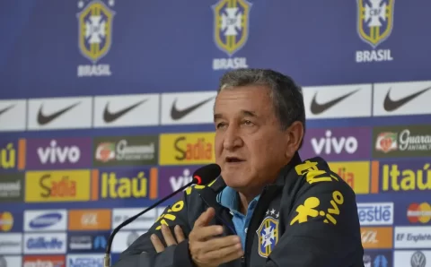 Técnico do tetra, Parreira apresenta melhora, mas permanece na UTI