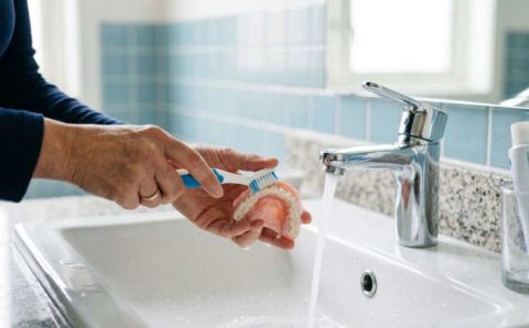 A dentadura nunca deve ser deixada no copo com água, esse erro comum pode acabar com ela