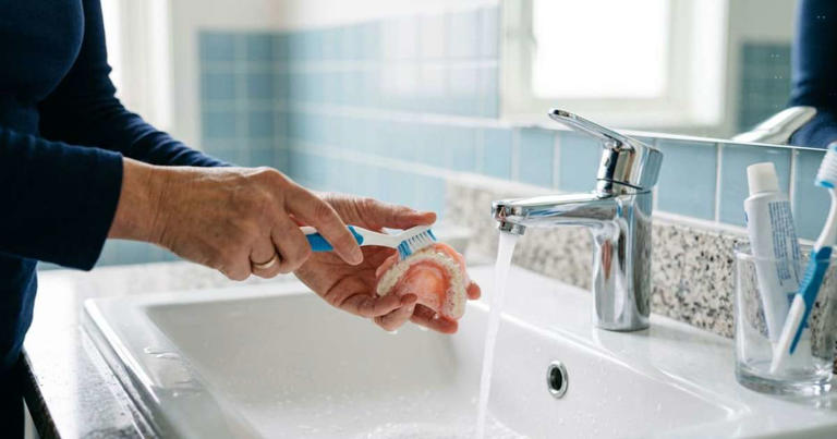 A dentadura nunca deve ser deixada no copo com água, esse erro comum pode acabar com ela