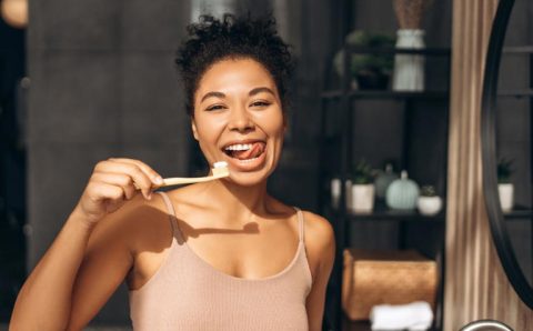 Escovar os dentes de manhã, antes ou depois de comer: qual é o melhor horário?