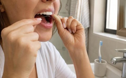 Gengiva que sangra ao escovar: por que esse sinal comum pode indicar inflamação antes de virar um problema maior