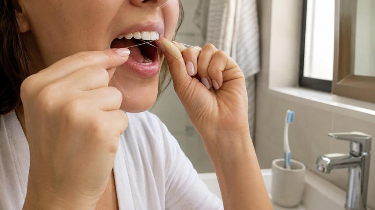 Gengiva que sangra ao escovar: por que esse sinal comum pode indicar inflamação antes de virar um problema maior