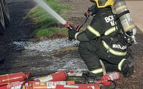 Bombeiros combatem princípio de incêndio em Feira Municipal de Juína