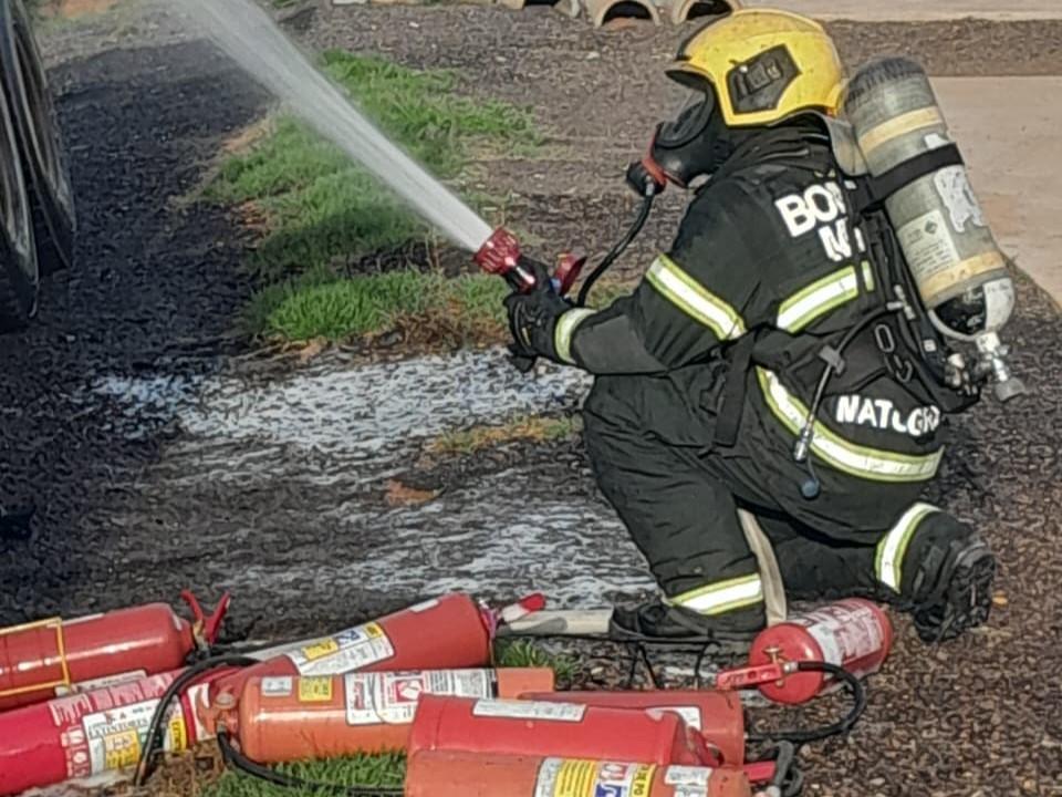 Bombeiros combatem princípio de incêndio em Feira Municipal de Juína