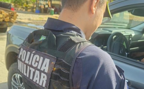Homem é preso pela Polícia Militar em flagrante por agredir companheira após discussão em bar