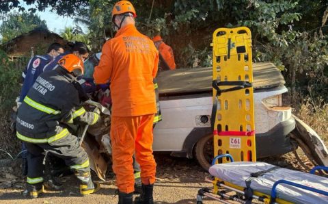 Corpo de Bombeiros retira duas vítimas presas às ferragens de veículo após acidente na MT-383