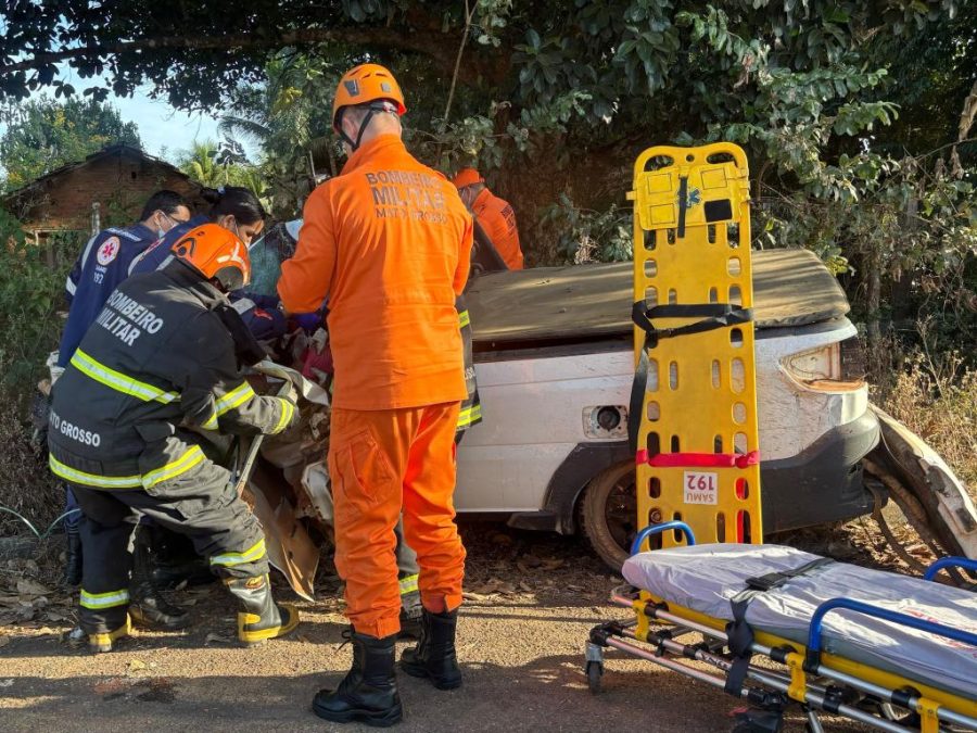 Corpo de Bombeiros retira duas vítimas presas às ferragens de veículo após acidente na MT-383