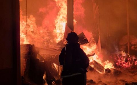 Corpo de Bombeiros extingue incêndio em fábrica de ração em Sinop