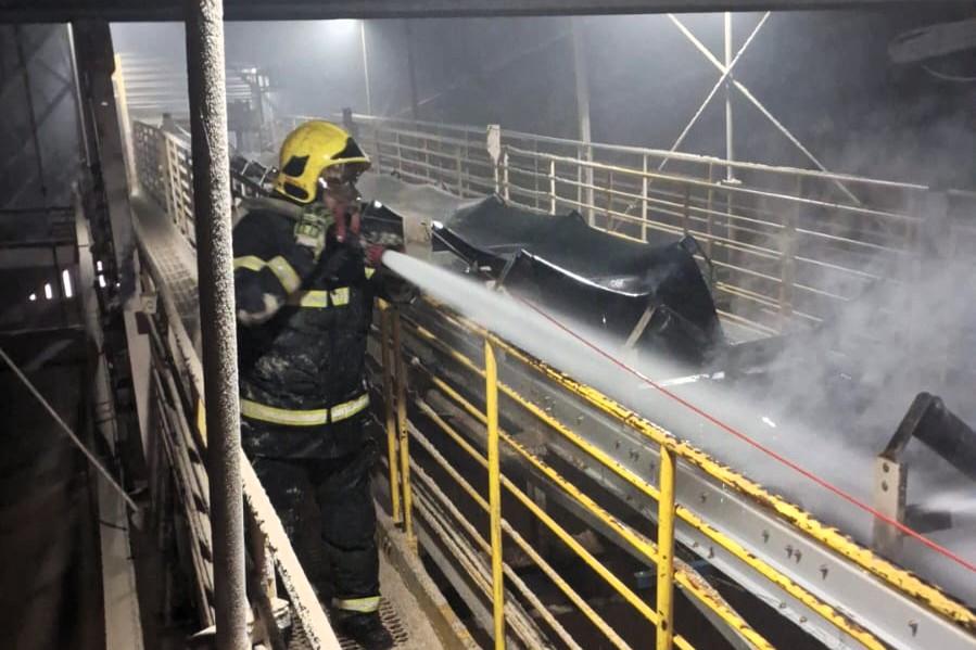 Corpo de Bombeiros extingue incêndio em indústria de etanol em Sinop