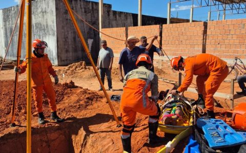 Bombeiros militares resgatam homem que caiu em fossa de três metros