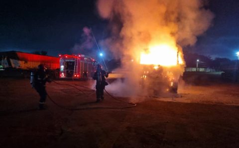 Corpo de Bombeiros combate incêndio em cavalo mecânico de carreta bi-trem em Rondonópolis