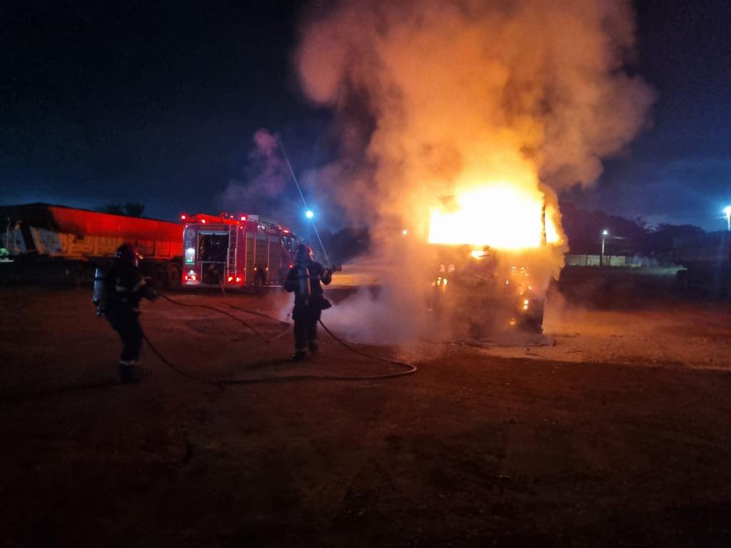 Corpo de Bombeiros combate incêndio em cavalo mecânico de carreta bi-trem em Rondonópolis