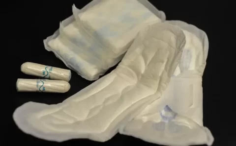 Dores menstruais afetam rotina escolar de 60% das alunas no Brasil