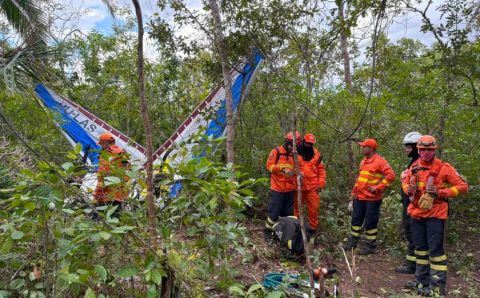 Bombeiros localizam destroços de ultraleve e corpo de vítima após acidente aéreo