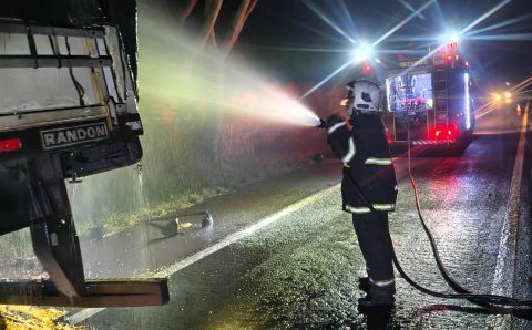 Bombeiros combatem incêndio em carreta na BR-364 em Alta Garças