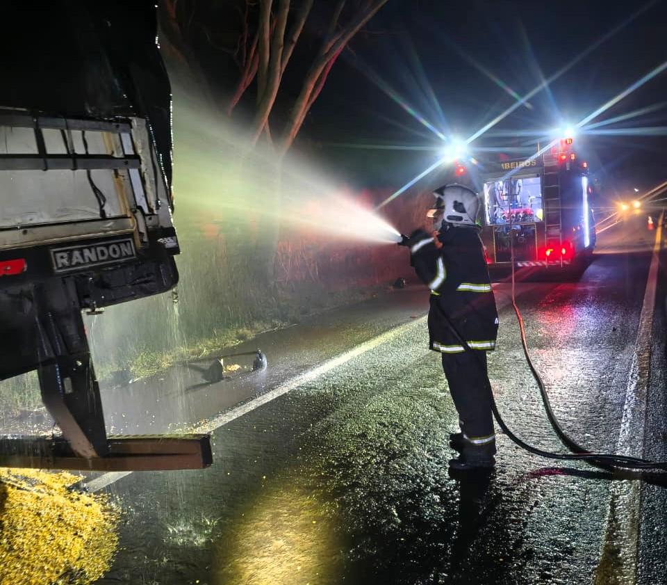 Bombeiros combatem incêndio em carreta na BR-364 em Alta Garças