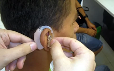 OMS alerta para risco de perda auditiva entre jovens